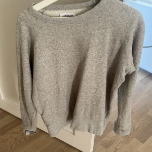 Grå sweatshirt från Our Legacy - Säljer en stilren grå sweatshirt från Our Legacy. Tröjan har en klassisk rund halsringning och långa ärmar. Mjuk insida och enkel design gör den perfekt för chill dagar. Materialet känns som bomull och polyester, vilket ger en skön och avslappnad vibe. Pris kan diskuteras 