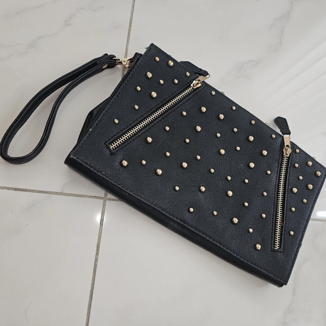 Svart kuvertväska med nitar och dragkedjor