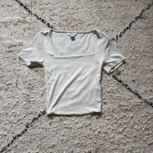 Vit kortärmad topp - Använd därav finns en fläck tyvärr men har inget bra medel för sånt så säljer till nån som kan få bort den det borde inte vara så svårt skulle jag tro!🤗❤️