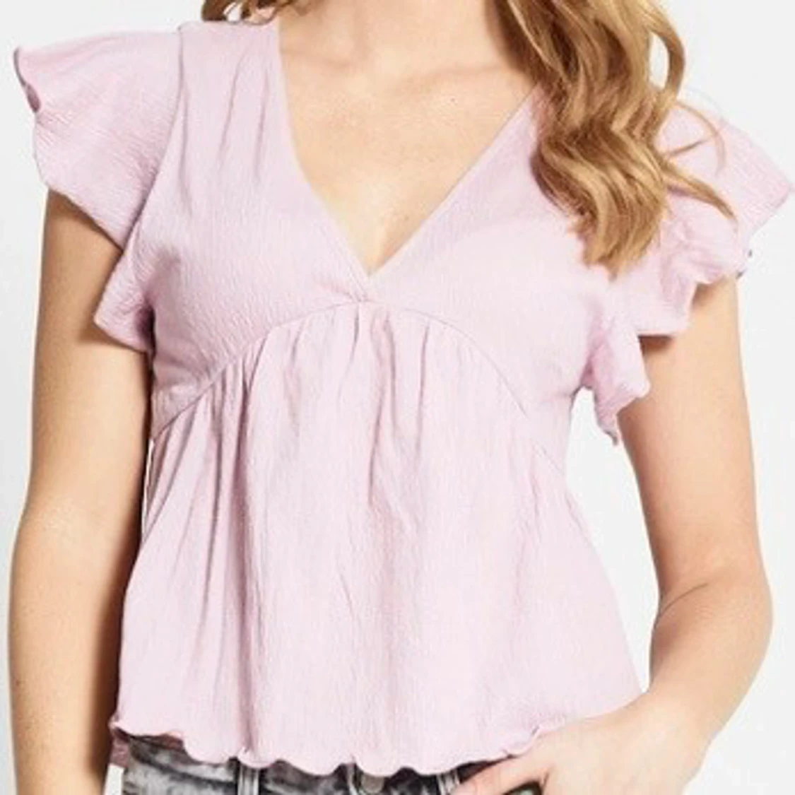 Ljusrosa blus med volangärmar