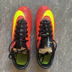 Nike Mercurial Vapor XI FG - Säljer dessa riktigt feta Vapor 11 i riktigt bra skick! Knappt använda och kommer med sprillans nya snören. FG dobbar (gräs) och strl 40. Har tyvärr inte orginalbox men skickar med en annan. 