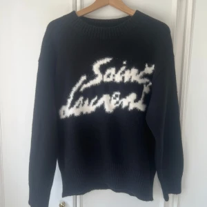 Saint Laurent tröja - Jag köpte den här begagnad så kan inte garantera att den är äkta. Med det sagt, tror jag ändå att den är det. Har jämför med min kompis som har en exakt likadan, och köpt från deras butik, och de är identiska. 