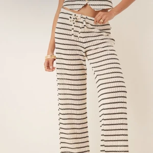 Randiga Stickade Byxor - Randiga stickade byxor från Gina Tricot i storlek xs, tyvärr för korta på mig så de är aldrig använda