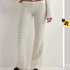 Vita stickade bootcut byxor - Säljer mina fina byxor från Nelly då dom inte kommer till användning 