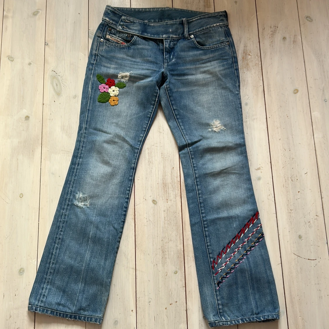 Blå bootcut jeans från Diesel med broderi