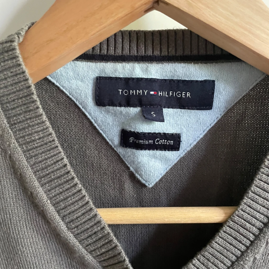 Beige-grå v-ringad tröja Tommy Hilfiger - 2