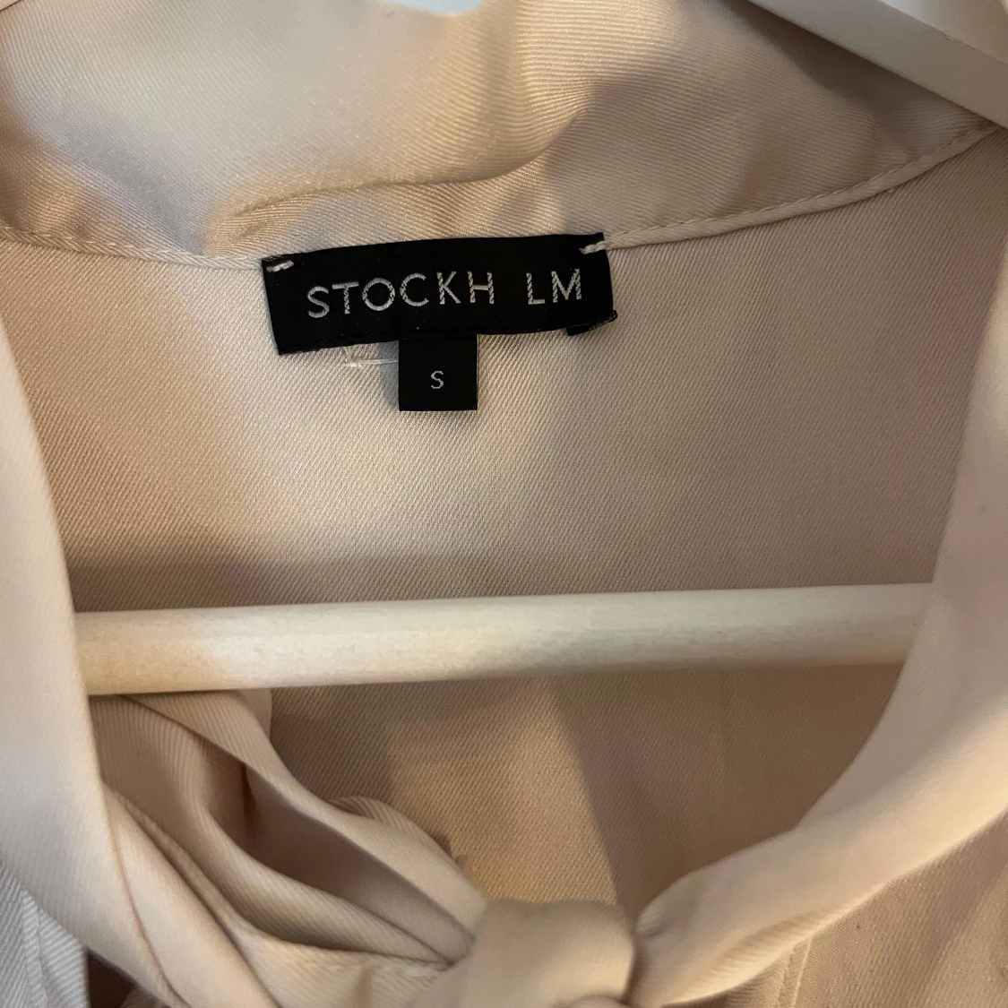 Blus med knyte vid halsen - 2