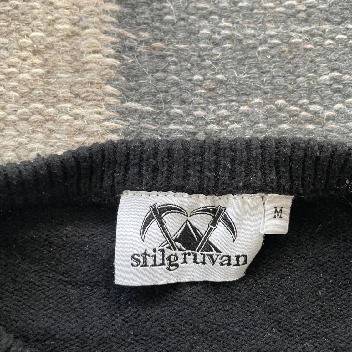 Svart stickad tröja  - 1