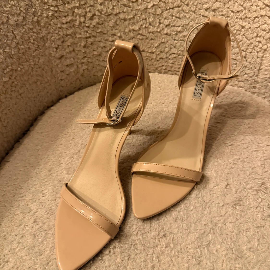 Beige klackskor med spetsig tå - 1