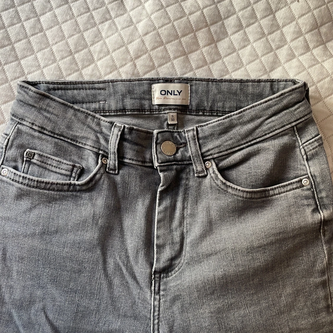 Grå bootcut jeans från ONLY, S/30 - 2