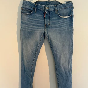 Dsquared2 cool Guy jeans 48 - Säljer de här desquared2 jeansen i slimfit storlek 48. Jeansen är i mycket bra skick inga synliga defekter eller tecken på användning. Ny pris ca 2900kr.
