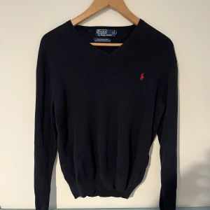 Mörkblå Ralph Lauren tröja S - Ena sidan på den övre etiketten är lös men inget som syns tydligt alls! Öppen för bundles och frågor!  Man, kille, grisch, Stockholm, plagg, billigt, small, s, stil, stiligt, style, jacka, tröja, skjorta, kvalitet, märke, märkeskläder