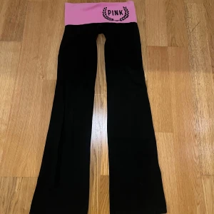 Lowrise Yoga Pants - Supersnygga och unika yoga pants från  VS PINK, de är i mycket fint skick, använda 1-2 gånger, en lös tråd som man ser på bild 5, den påverkar dock inget och sitter inte löst💖 De är stretchiga och mått finns på bilder!😇