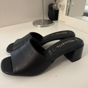 Jättesöta klackar från Ullared! - Säljer dessa jättesöta klackar i storlek 40 från Ullared, märke: Tamaris. Använda 1 gång, köparen står för frakten!💞skulle gissa på att klacken är 5 cm!