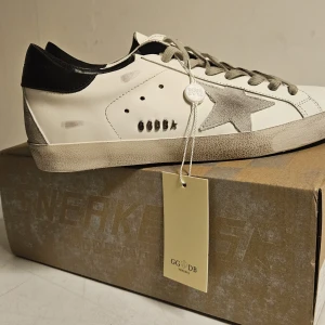 Golden goose black heel - Ett par golden goose black heel som jag har nu ägt i några år men har bara legat och har aldrig blivit använda. Billigare vid smidig affär.