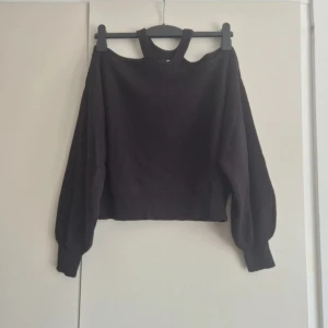 svart cut out tröja H&M - svart topp/ tröja, cut out från hm