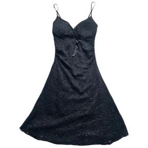 Svart klänning med dubbeltyg - Svart blommig mesh spetsklänning med rosett, paljetter och inbyggd bh 🩶Byst: 30 cm Längd: 72 cm Jag brukar ha strl XS/S i överdelar för referens! 