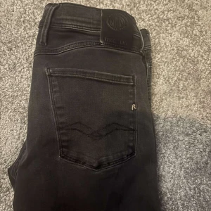 Replay anbass - Säljer ett par stilrena replay anbass jeans, jeansen är i storlek 30/34 från början men är uppsydda till ungefär 30/30. Modellen på bilden är cirka 170cm. Bara att höra av sig vid minsta lilla fundering, snabb affär uppskattas såklart och pris kan diskuteras.