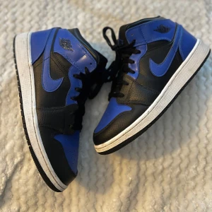Nike Air Jordans  - Säljer ett par Nike Air Jordans 1 mid i modellen ”hyper royal”. Skorna är i storlek 39 och passar mig som vanligtvis har 38-38,5. Dom är väl omhändertagna men har ett par tecken på användning som bilderna visar💕 Hör gärna av dig om du har några funderingar🌼