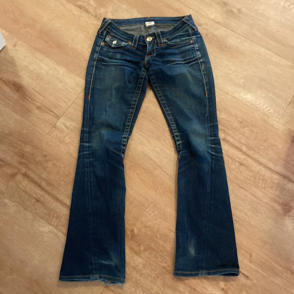Blå bootcut jeans från True Religion - 1