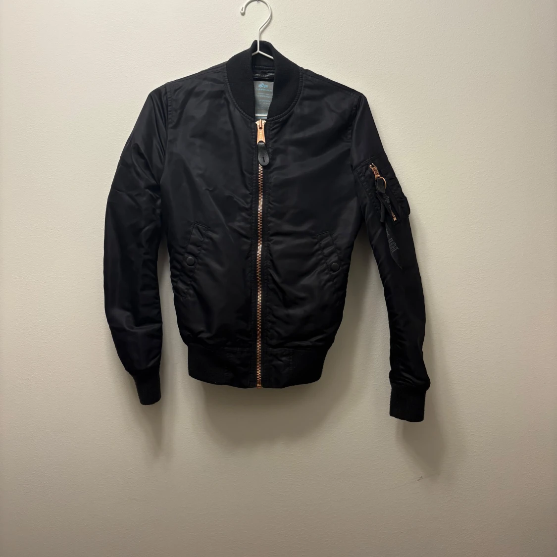 Svart bomberjacka från Alpha Industries - 1