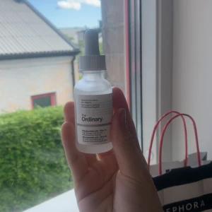 The Ordinary Niacinamide 10% + Zinc 1% - serum från the ordinary. Innehåller niacinamide 10% och zink 1%! Perfekt för dig som vill jobba mot orenheter och jämnare hudton! Flaskan rymmer 30 ml och har en minimalistisk design.