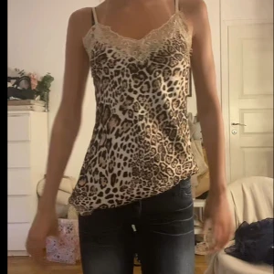 Leopard linne med spets - Köpt i Cypern för 400 