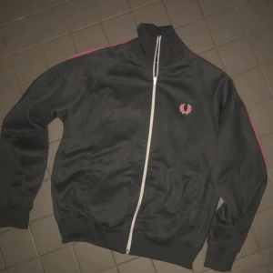 Fred Perry track top - Säljer fred Perry track top i S. Pris inte gjutet i sten