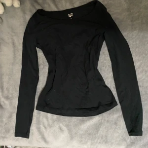 Långärmad topp - Svart långärmad tröja från Lager157. Basic top. Säljer en grå likadan. Hör av dig vid frågor eller intresse🌸 
