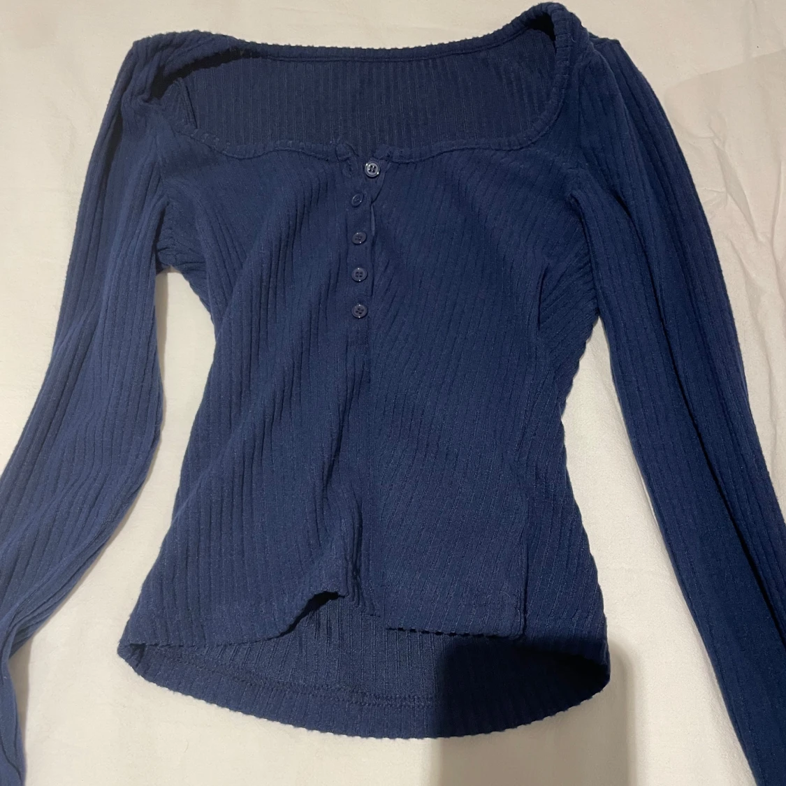 Mörkblå topp med knappar