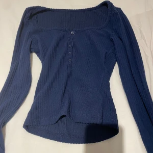 Mörkblå topp med knappar - Säljer en gullig mörkblå långärmad topp med några knappar där fram. Den är helt ny från shein har inte används än för att den va för liten tyvärr 