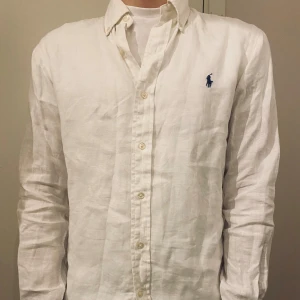 Ralph lauren skjorta - En riktig snygg och trendig Ralph lauren skjorta , riktigt bra skick, Storlek S, Slimfit, vid frågor är de bara att skriva