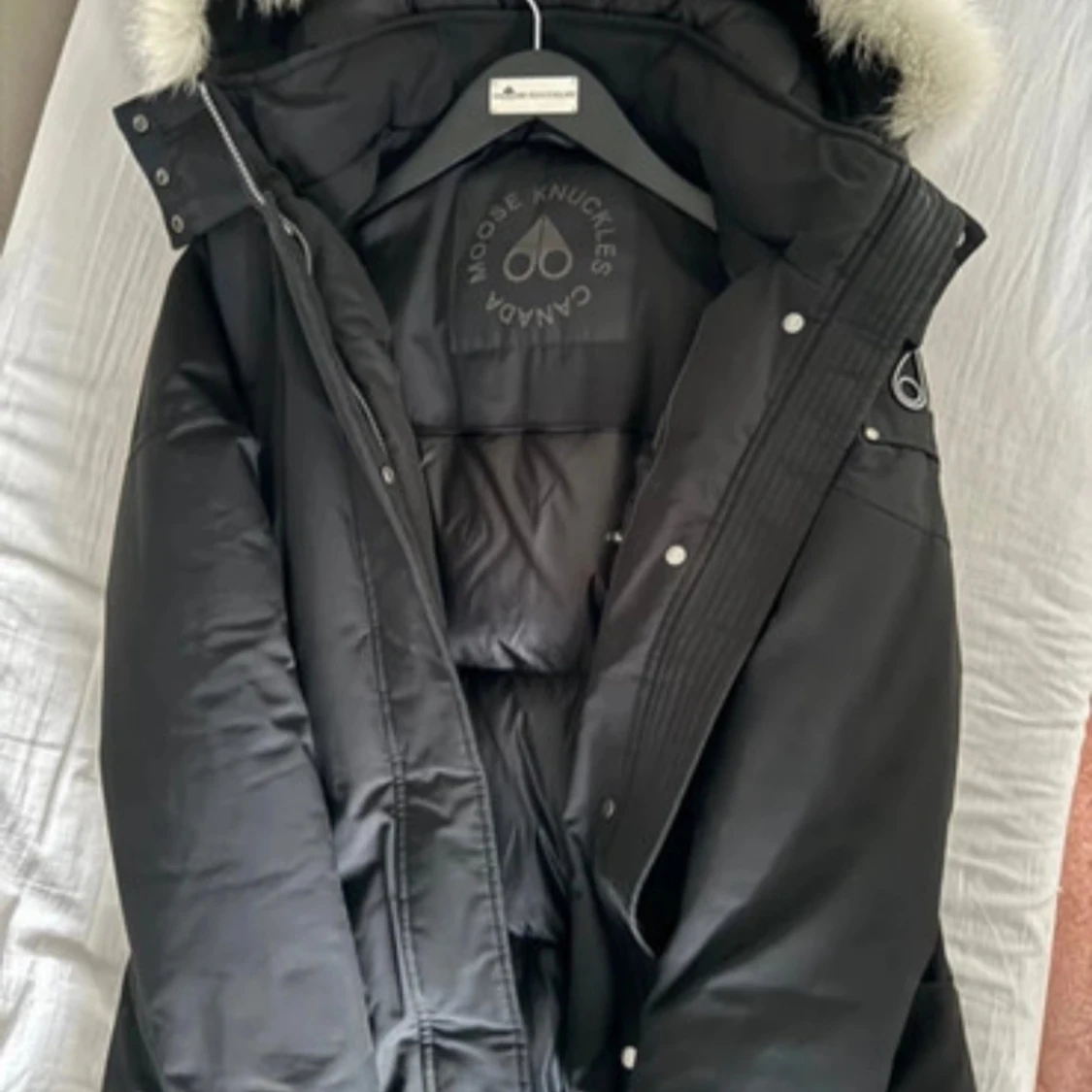 Svart vinterjacka med päls från Moose Knuckles