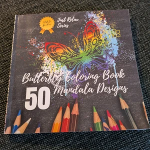 Målarbok mandala fjärilar - Använd, men endast målat 7 st av 50, så väldigt mycket kvar att ge. Enkelsidiga! 
