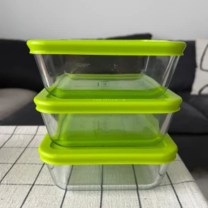 Pyrex glaslådor med gröna lock, 3-pack - Tre stapelbara glaslådor från Pyrex med fräscha gröna lock. Perfekta för matförvaring, meal prep eller lunchlåda. Tål både kyl och frys, och är enkla att rengöra. Snygg och praktisk design som passar i alla kök. 
