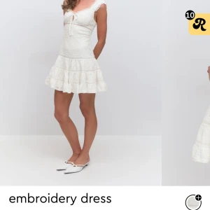 Vit broderad klänning från Gina Tricot  - Superfin vit kortklänning från Gina Tricot med broderade spetsdetaljer och volang nertill. Klänningen är helt ny och säljer den då den inte passade mig och jag inte kunde lämna tillbaka. Vill bli av med den därför säljer jag den för 390 (butikspris : 459kr)