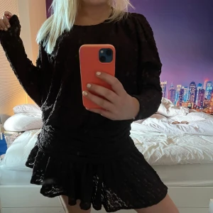 Festklänning Zara - Mörkbrun, med spetstyg. Inte använd. För stor och därför säljer jag 🫰🏻💕