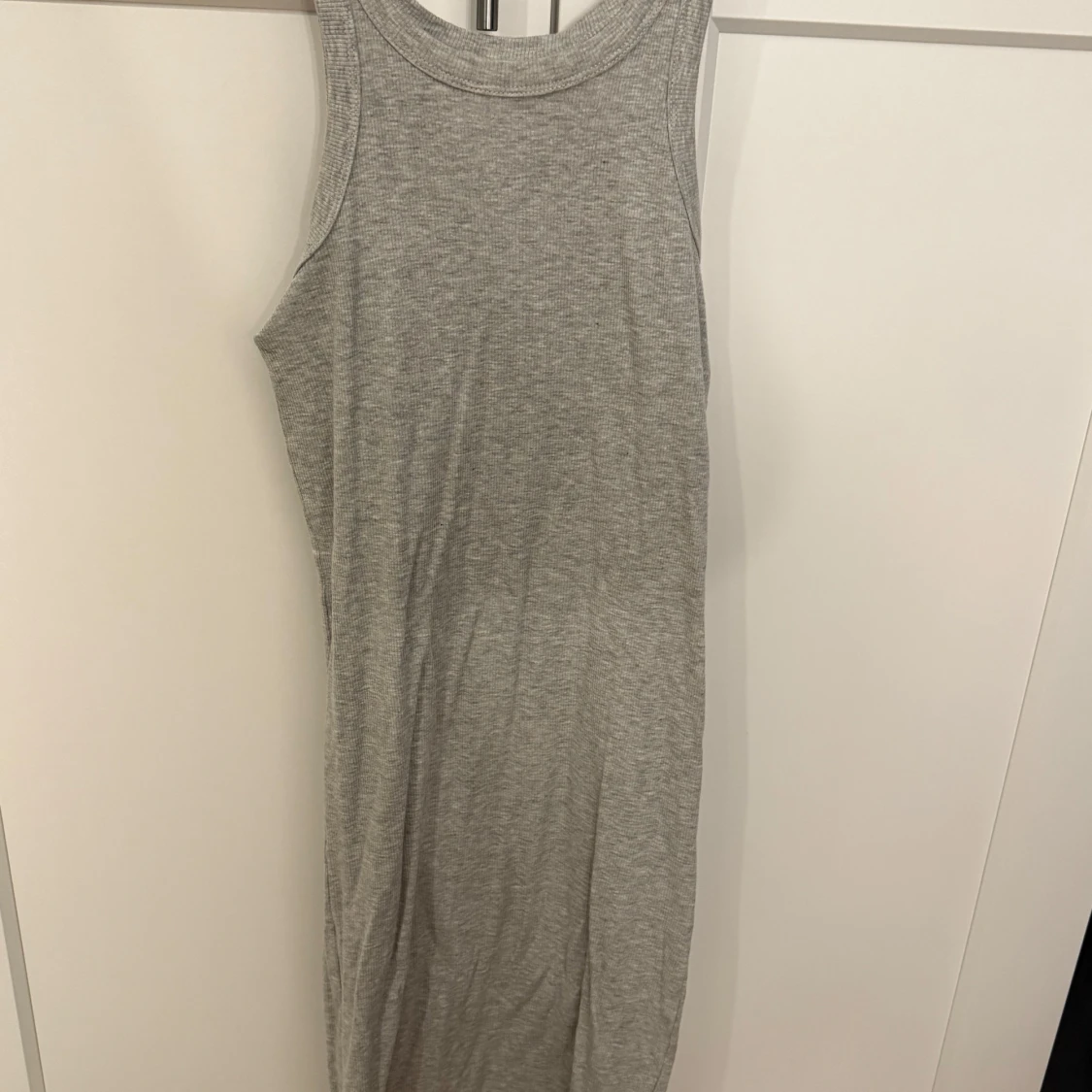 Grå ribbad långklänning från 157