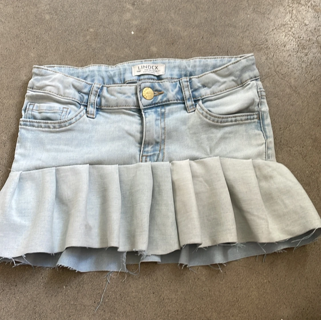 Lågmidjad jeanskjol