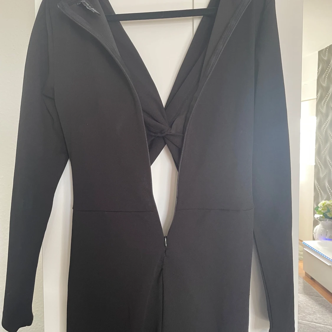 Svart långärmad jumpsuit med djup v-ringning - 2