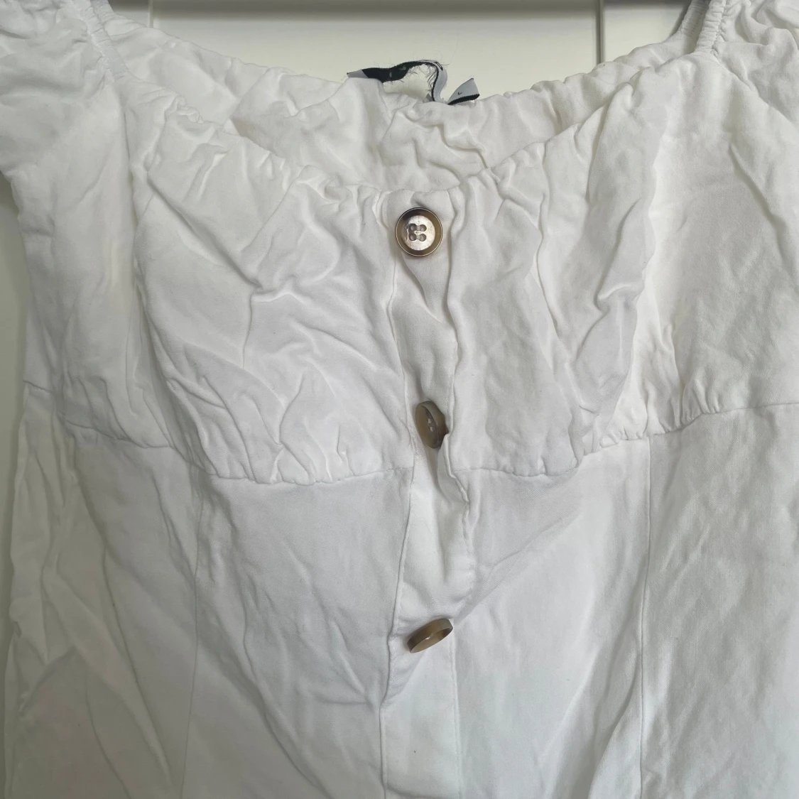 Vit blus med knappar - 1