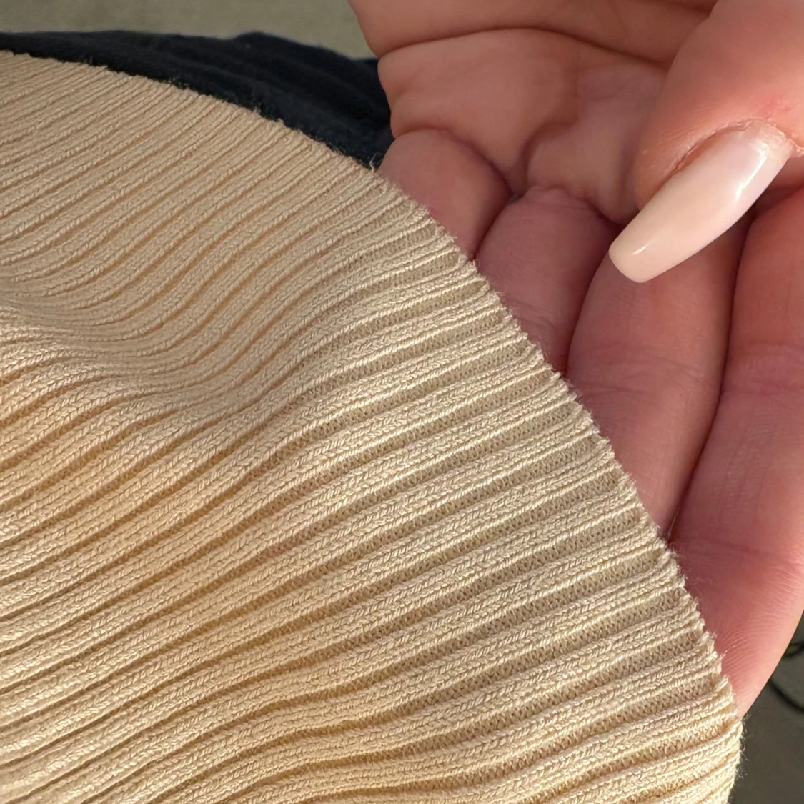 Beige ribbad croppad tröja med pärldetaljer - 3