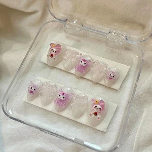 Söta lösnaglar med 3D-nail art i rosa och vitt - ✨Hemmagjorda gelélösnaglar, lim medkommer ✨ (skapade av en annan säljare på plick, säljer för dem ej passade 💓)