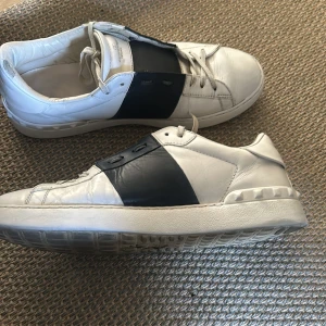 Valentino Garavani vita sneakers med marin blå detalj - Säljer dessa valentino opens eftersom har tröttnat lite på dom, dom är i sjukt bra skick och är i storlek 44 passar 43 
