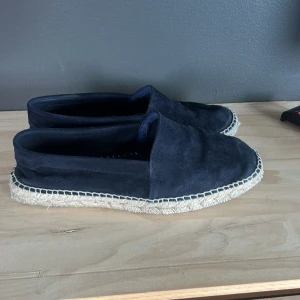 Massismo dutti espadrillos i mocka - Säljer ett par mörkblå espadrillos från Massimo dutti nypris 1100 mitt pris 299