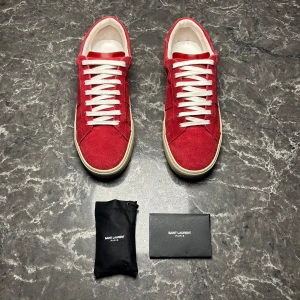 Saint Laurent Skor - Säljer ett par otroligt snygga skor från det exklusiva märket Saint Laurent! Skorna är i otroligt skick, skulle säga 9,9/10 och vid köp så ingår såklart alla OGs! Skriv gärna ifall du har några frågor eller söker fler bilder! Allt bästa SkoKapet