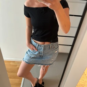 Jeanskjol från Levis - Söt jeanskjol från Levis, helt oanvänd 💖 är 160cm lång och midjemåttet är ca 70 cm 💖