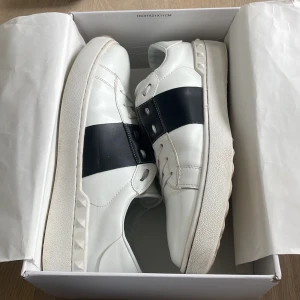 Vita Valentino Garavani sneakers - Säljer ett par vita Valentino Garavani sneakers. Ni får med både påse lådan med skorna. Snygga och stilrena sneakers som passar till många outfits.