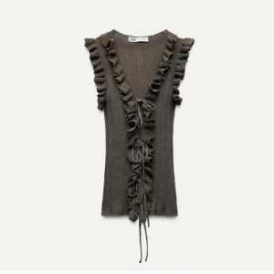 Olivgrön ribbad topp med volang från Zara - Supersnygg ribbad topp från zara🥰🥰💖💖