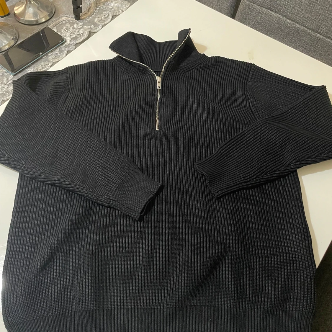 Svart kofta med halv dragkedja 